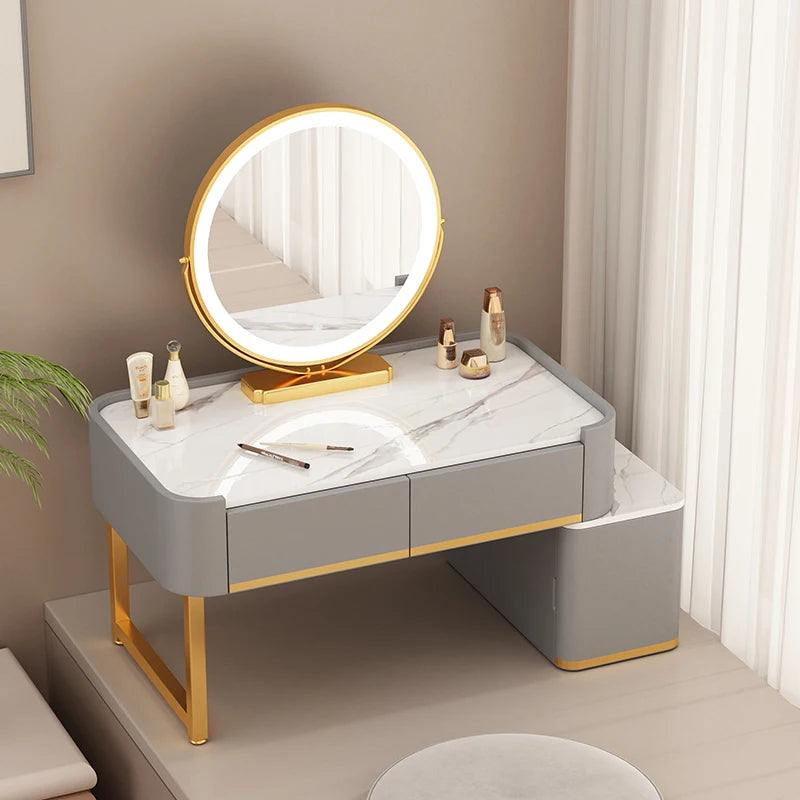 maquillage moderne marbre blanc tiroirs miroir pinceaux bouteilles pieds noirs
