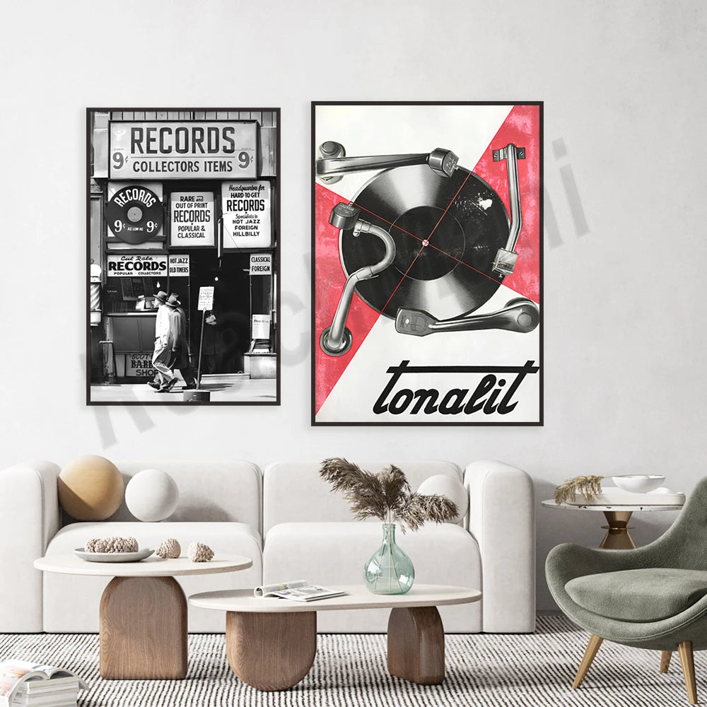 Cette image représente un espace de vie élégant avec des affiches vintage de magasins de disques et un lecteur phonographe Tonalit. L'ensemble crée une ambiance vintage et musique.