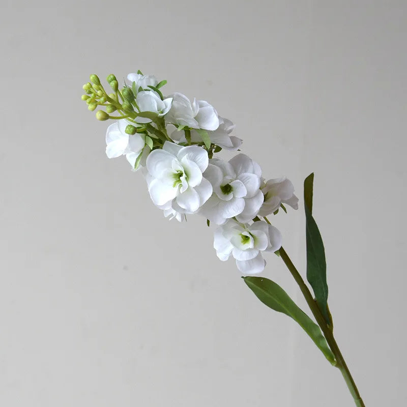 décoration intérieure bouquet hyacinthe violet feuilles vertes mariage anniversaire moderne minimaliste