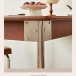 table manger rectangulaire bois foncé chaises osier tressé bancs assortis meuble bas vitré déco