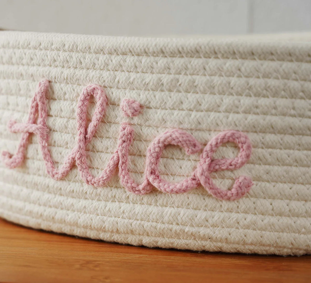panier tissé blanc moderne poignées cuir personnalisable nom brodé occasion naissance anniversaire fête