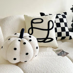 coussin moderne carré brodé motif géométrique noir blanc amovible lavable mousse mémoire forme 45x45cm