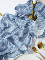chemin table bleu gris blanc plissé semi transparent festif décoration table mariage élégante