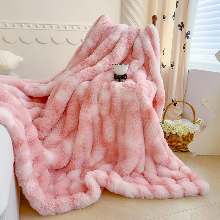 Une couverture en fausse fourrure rose fournit une chaleur et un confort douillet dans cette chambre élégante.