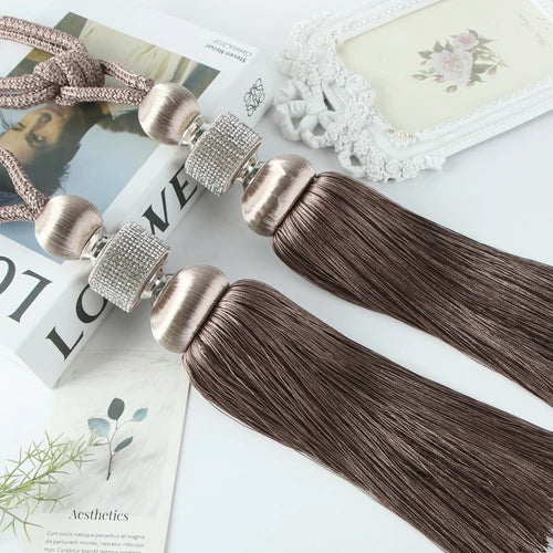 pompons rideaux modernes bleu doré rose attaches cordons élégants décoration salon