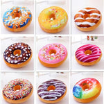 coussin donut forme ronde peluche animée couleurs variées glaçage sucre coloré décoration intérieure sofa