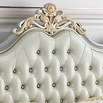 Lit assemblé dans une chambre moderne avec décoration neutre