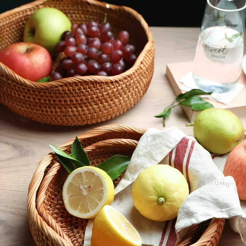 panier rotin marron clair tissage fin moderne rangement cuisine fruits assiettes thé livres