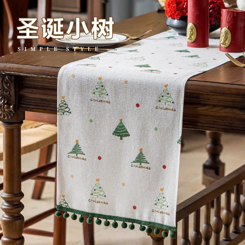 Chemin de table de Noël avec des motifs d'arbres de Noël et de décorations sur un fond clair, créant une atmosphère festive dans la salle à manger.