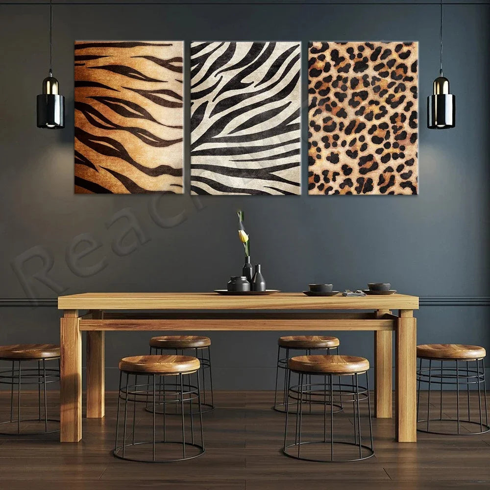 Un élégant intérieur avec une table en bois et des tabourets, complété par des toiles murales représentant des motifs de peau d'animal, créant une ambiance chic et tendance.