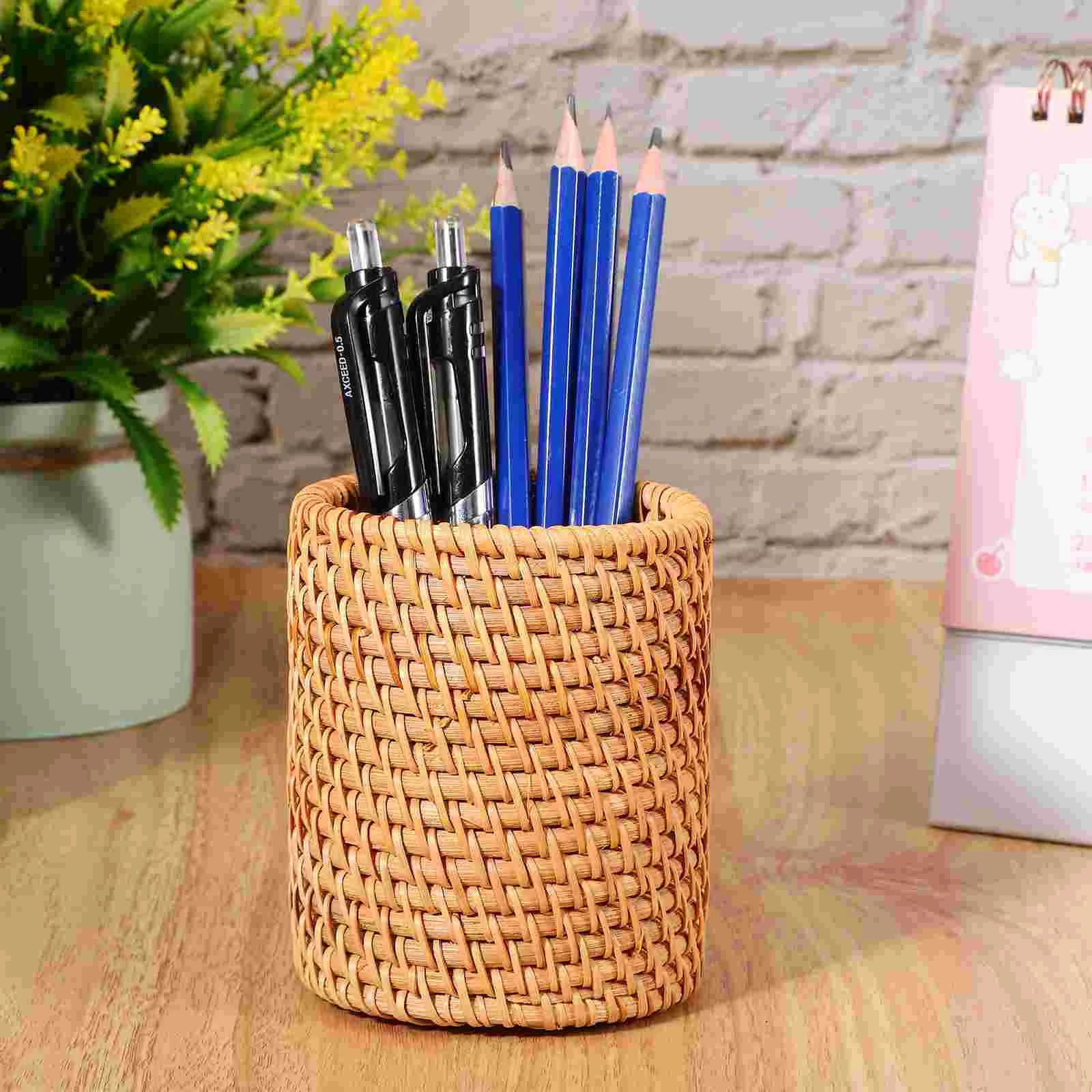 Set de 2 porte-stylos rouges dans un espace de travail élégant
