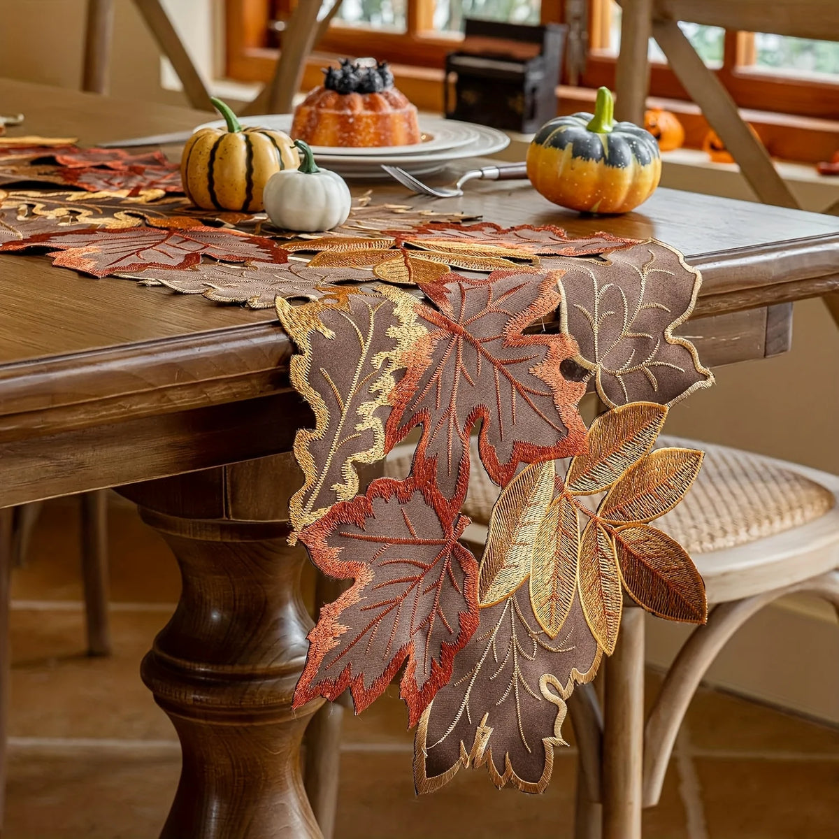 nappe décorative automnale feuilles érable brodées rustique couleurs marron orange rouge doré semi transparent