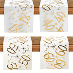 chemin table anniversaire blanc or motifs dorés étoiles fête célébration table personnes maison