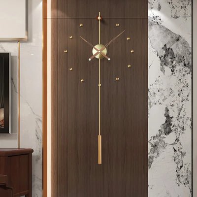 Grand miroir horloge murale design moderne couleur or dans un salon contemporain