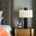 lampe table moderne noire blanche diffuseur tissu rayures horizontales
