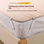 clips fixation élastiques blancs rayures horizontales tapis refroidissement drap lit pratique moderne