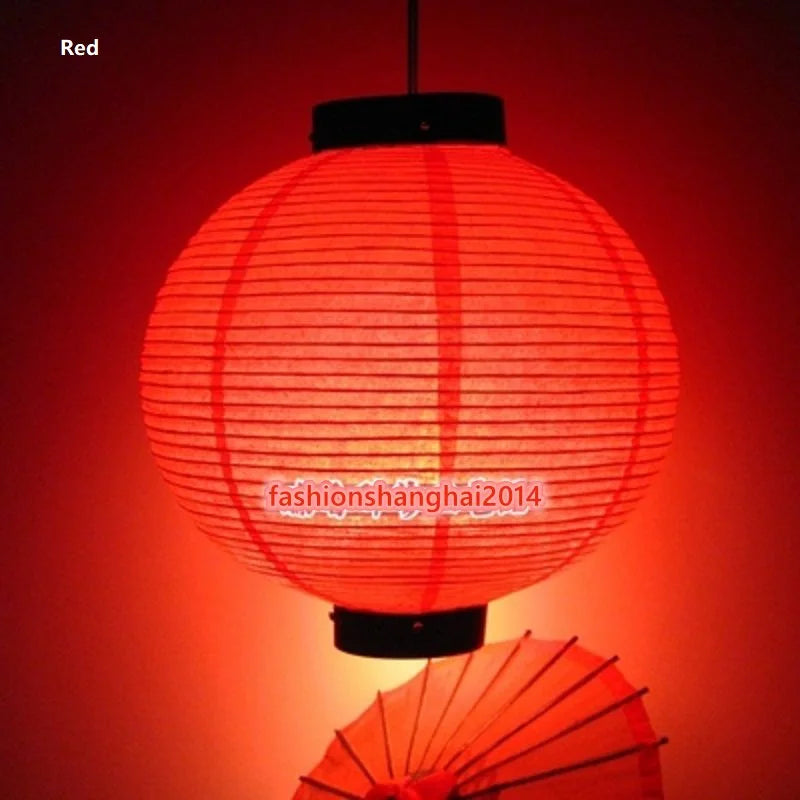 lanternes suspendues traditionnelles rayées opaques blanc rouge passe câble noir restaurant spa decoration