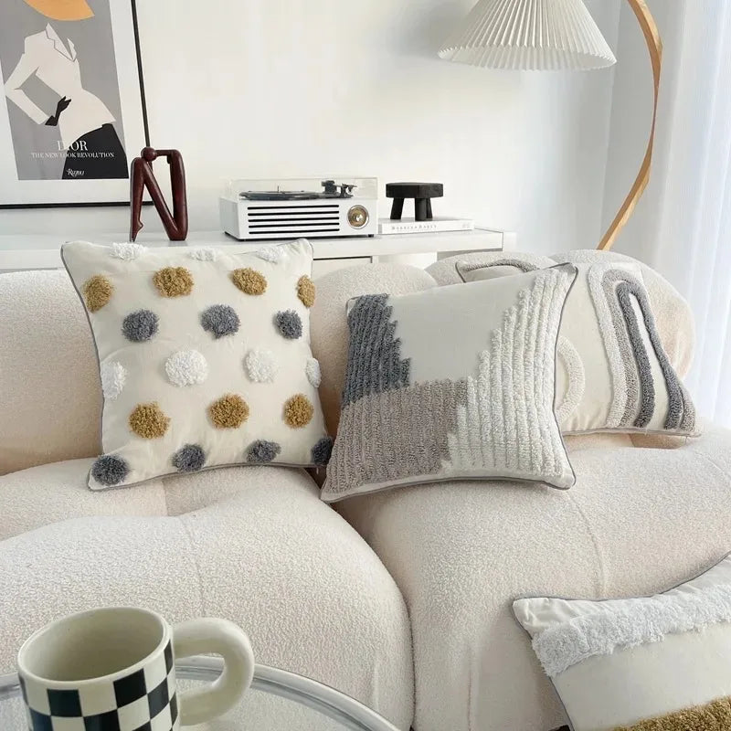 taies d'oreiller géométriques brodées contemporaines beige gris blanc pompons respectueux environnement