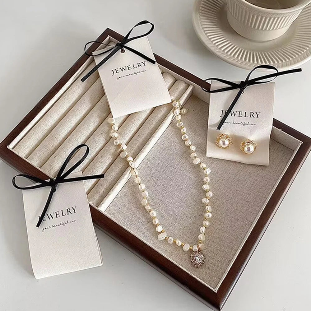Porte-bijoux personnalisé avec logo sur fond de décoration intérieure