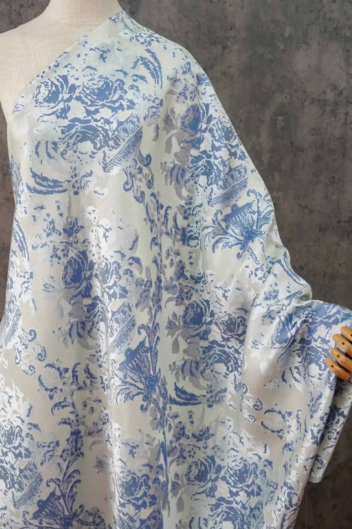 tissu imprimé floral blanc bleu gris classique vintage polyester résistant bricolage decoration 150cm large