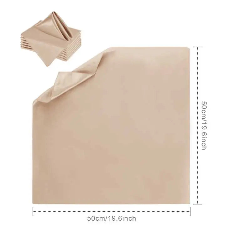 Carré de serviette de table beige de 50 cm de côté, empilé avec d'autres carrés similaires, sur fond blanc.