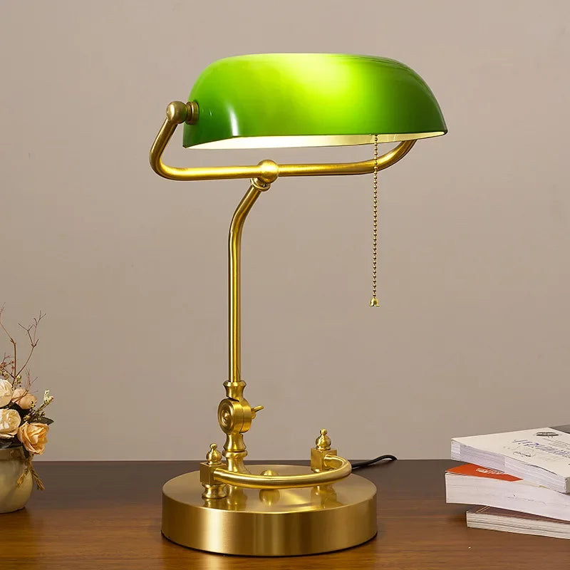 lampe vintage bois abat jour vert texture lisse opacité fixations anciennes chambre étude