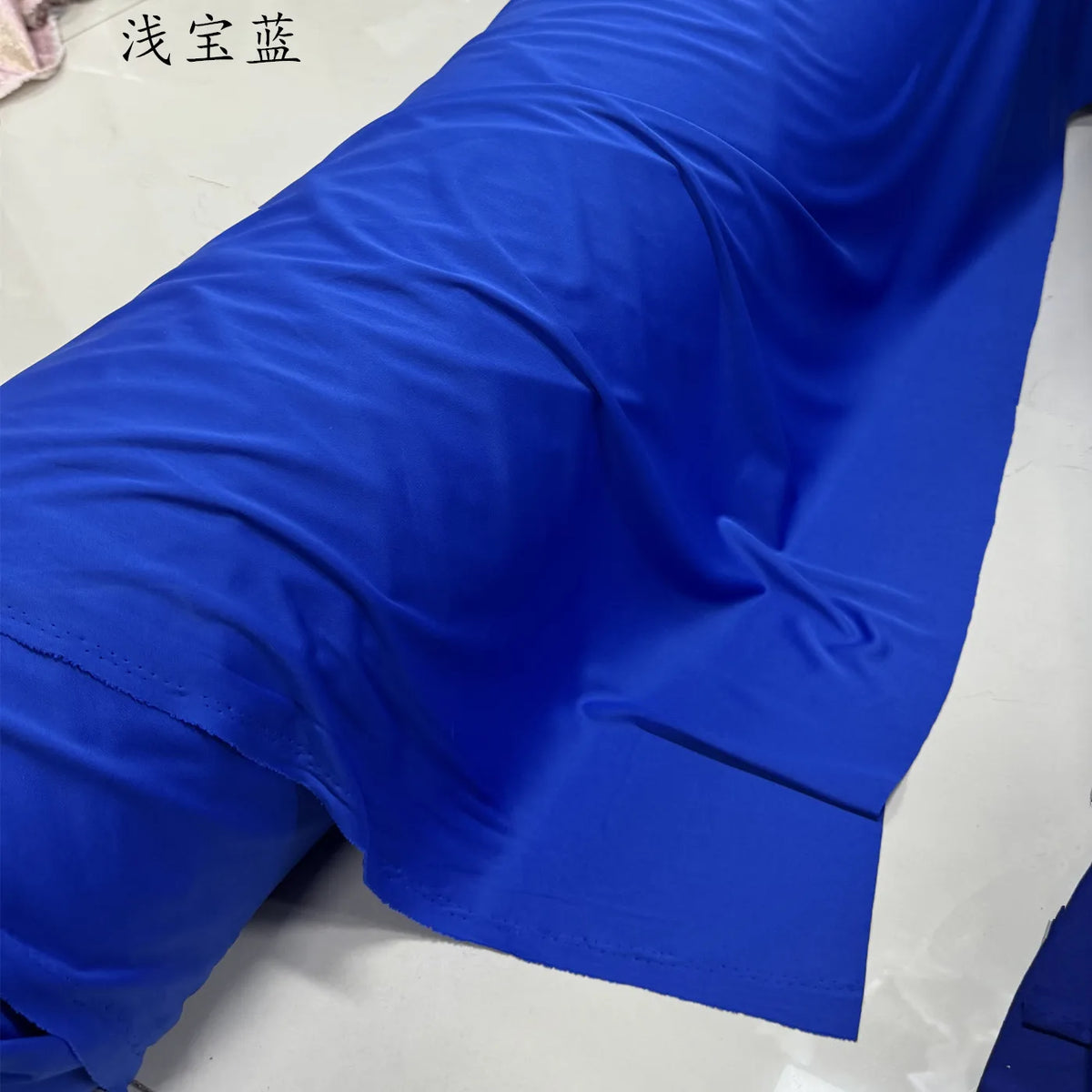 rideau tissu élastique soie lait bleu royal antidérapant moderne boules argentées