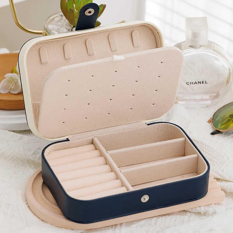 boîte bijoux moderne velours beige cuir bleu rose compartiments élégants portables voyage