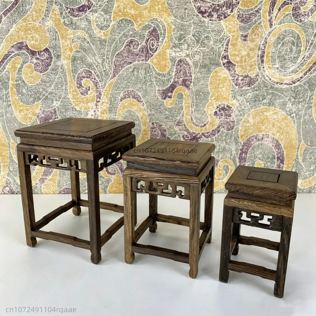 table bois foncée traditionnel gravures décoratives décoration vintage exposant figurines vases bonsaïs