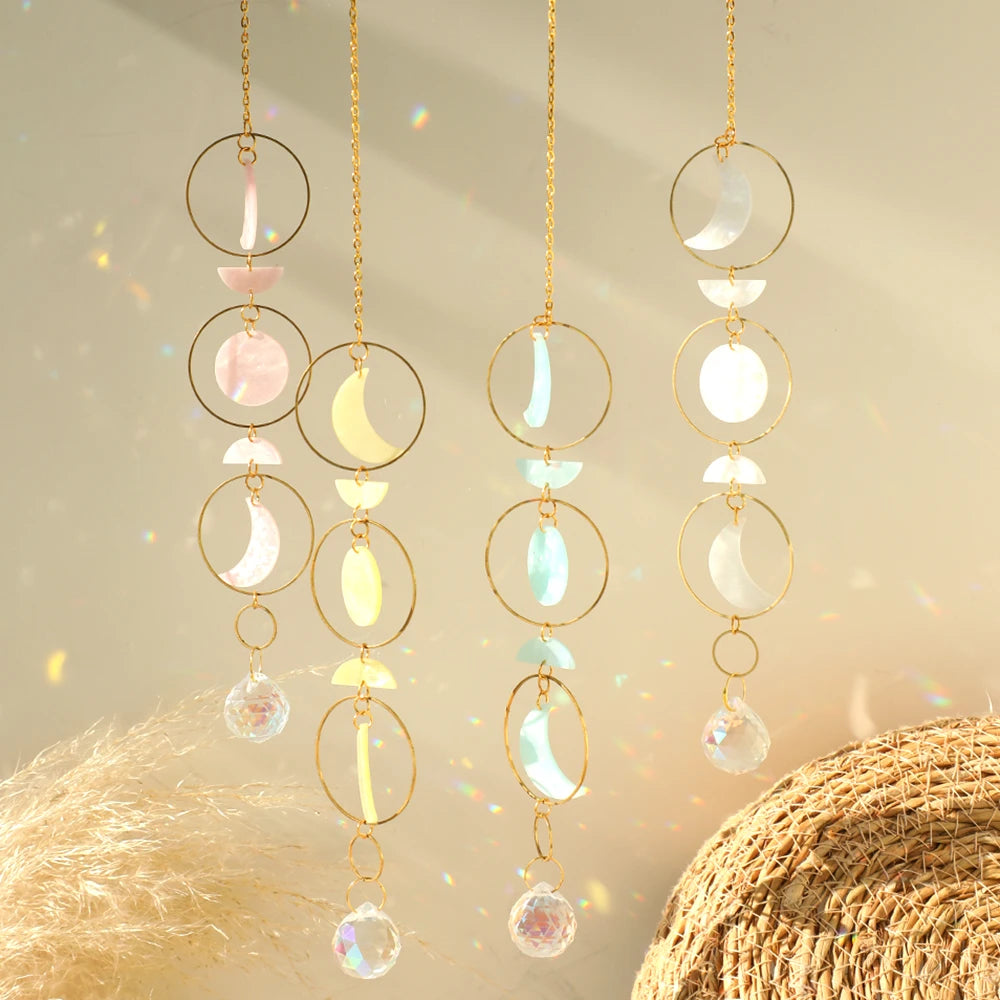 Reflets d'arc-en-ciel créés par l'attrape-soleil sur un mur