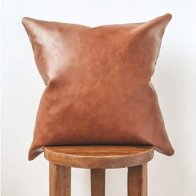 coussin carré marron clair texture cuir moderne utilisation décoration lit canapé voiture