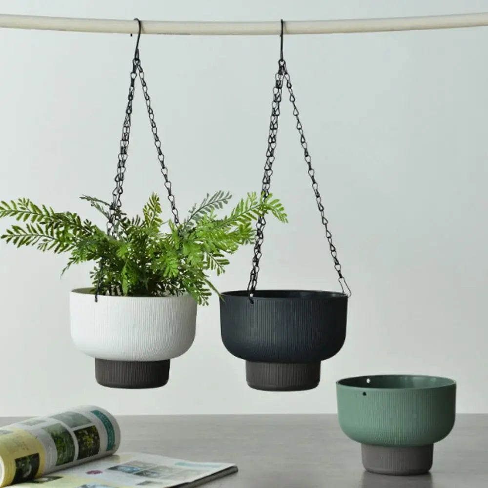 pots plante suspendus auto arrosants rayures verticales chaînes métalliques blanc vert gris moderne