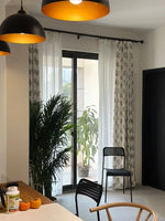 rideau moderne blanc gris fleurs noires motif végétal salon chambre fenêtre maison décoration