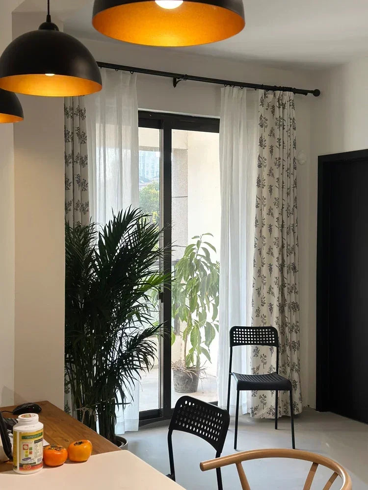 rideau moderne blanc gris fleurs noires motif végétal salon chambre fenêtre maison décoration