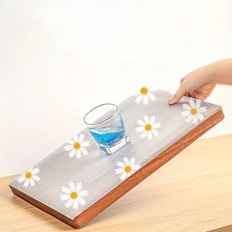 tapis protection meuble adhésif motifs marguerites gris clair fleurs blanches centre jaunes moderne décoratif