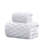 serviette bain moderne rose clair absorbante texture cotonnée motif géométrique douce séchage rapide