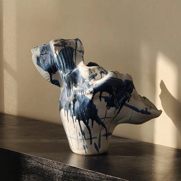 vase moderne blanc bleu abstrait peinture céramique sculpture intérieur élégant