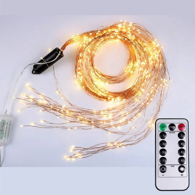 Guirlande LED cascade blanc chaud sur sapin de Noël