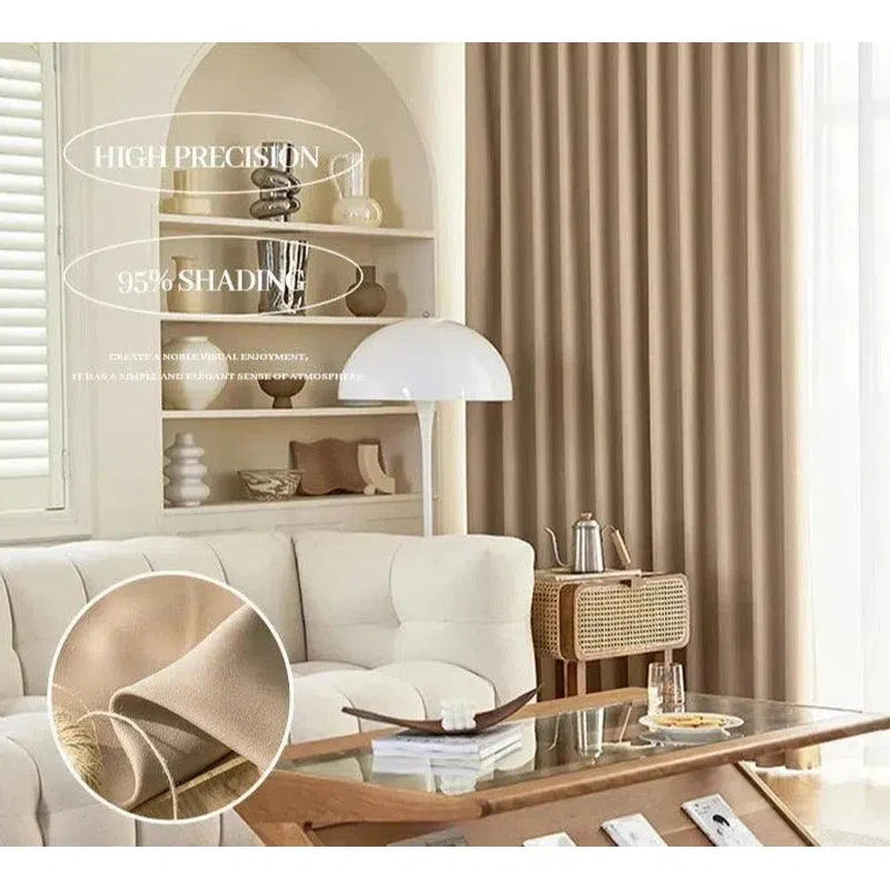 Rideaux occultants beige pour salon moderne, optimisant la lumière et offrant une ambiance chaleureuse. Décoration intérieure élégante avec un canapé confortable et une table basse en verre. Idéal pour un style épuré et sophistiqué.