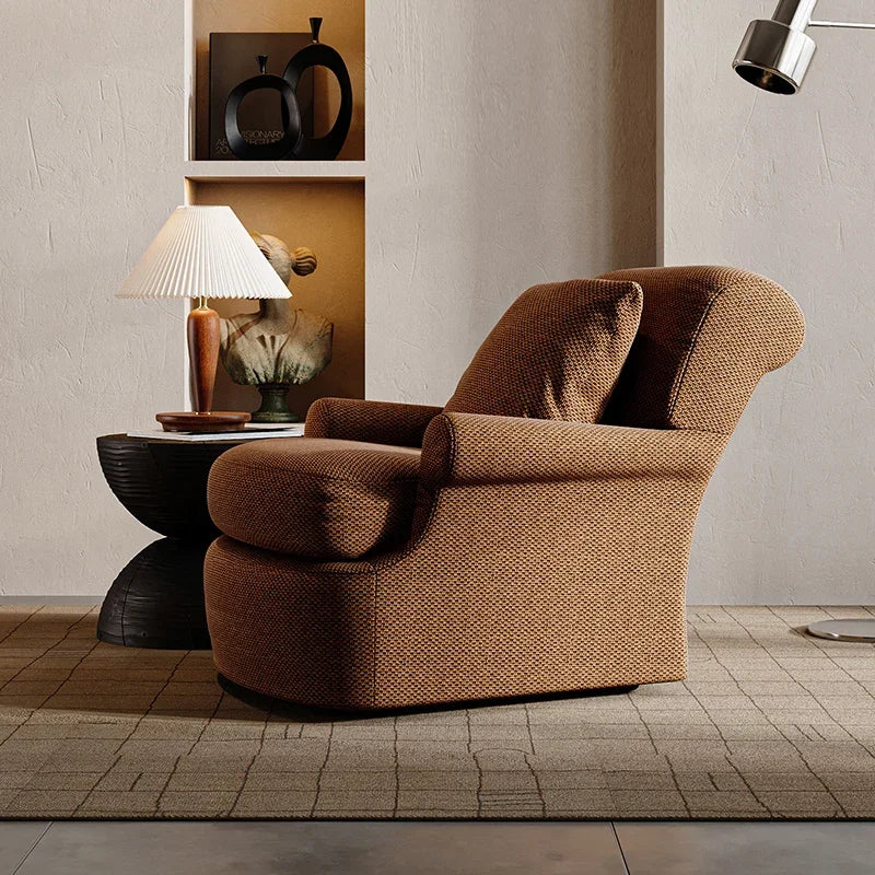 fauteuil confortable moderne marron tissu texturé coussin assorti salon chaleureux cosy minimaliste