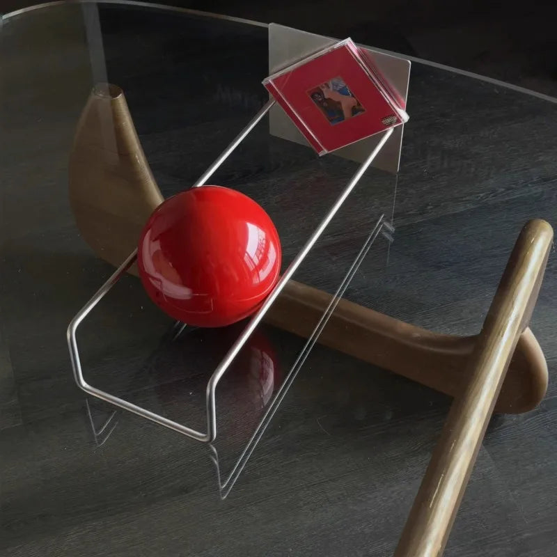 support métallique moderne minimaliste livres décoration transparent verre boule rouge barres métalliques
