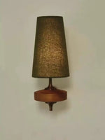 Lampe de chevet vintage noire dans une chambre à coucher