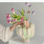vase céramique texturé rose vert orange stries verticales tulipes allium décoration table moderne sculptural