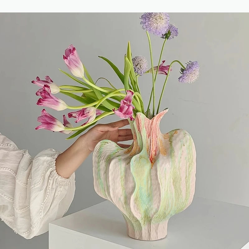 vase céramique texturé rose vert orange stries verticales tulipes allium décoration table moderne sculptural