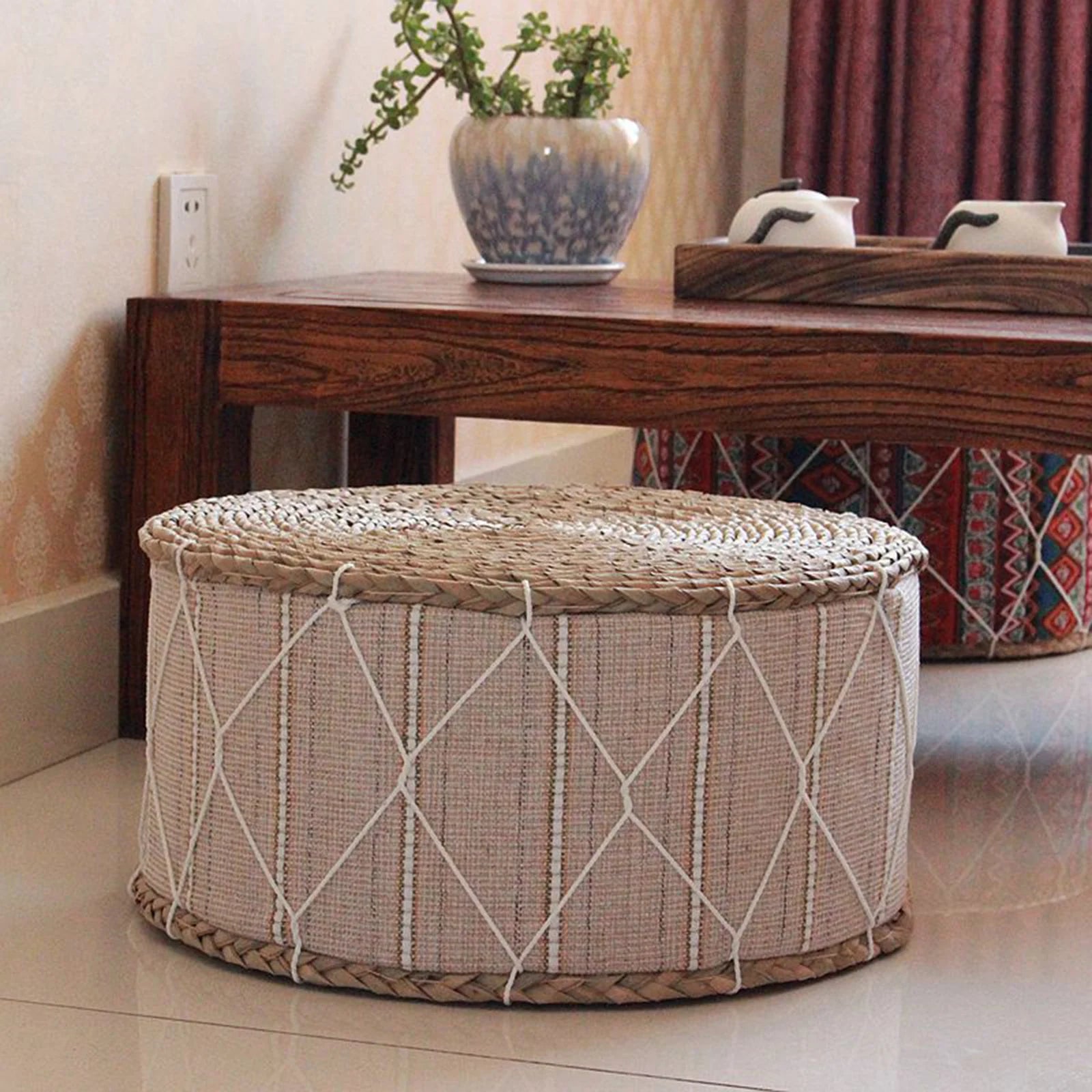 Coussin de sol bordeaux dans un intérieur moderne