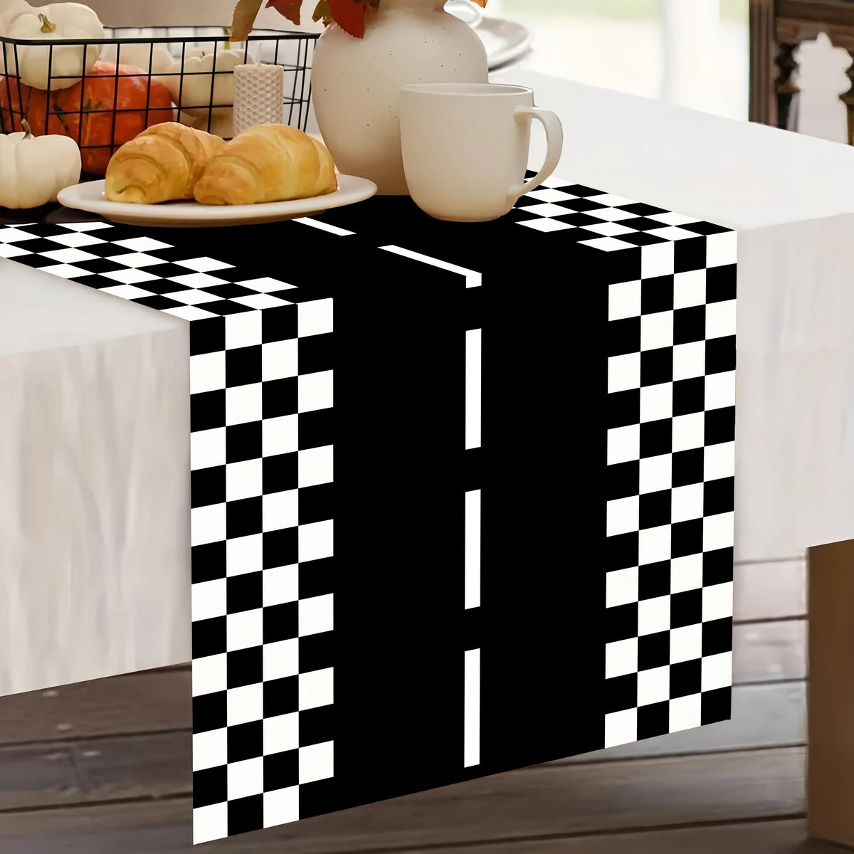 nappe table carreaux noir blanc motif course automobile decoration festive assiettes couvertsbranches sapin