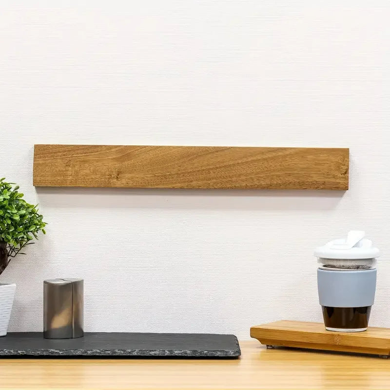 Porte-couteau magnétique en bois d'acacia jaune sur mur de cuisine