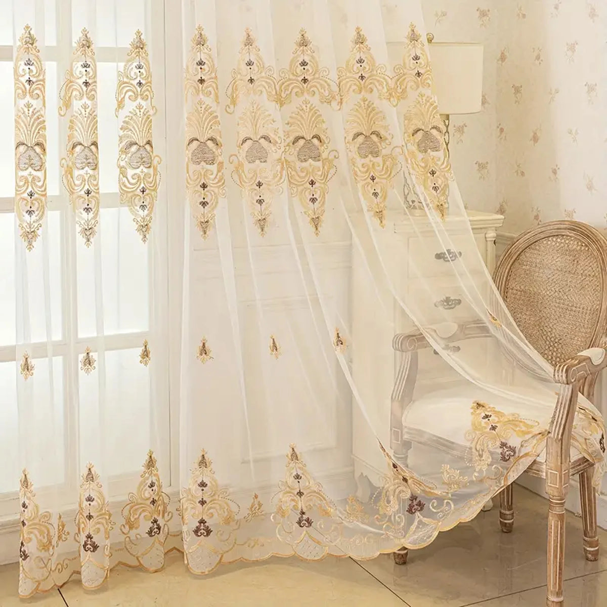 rideau blanc beige broderie dorée fleurs motif classique élégant transparent salon chambre maison décoration