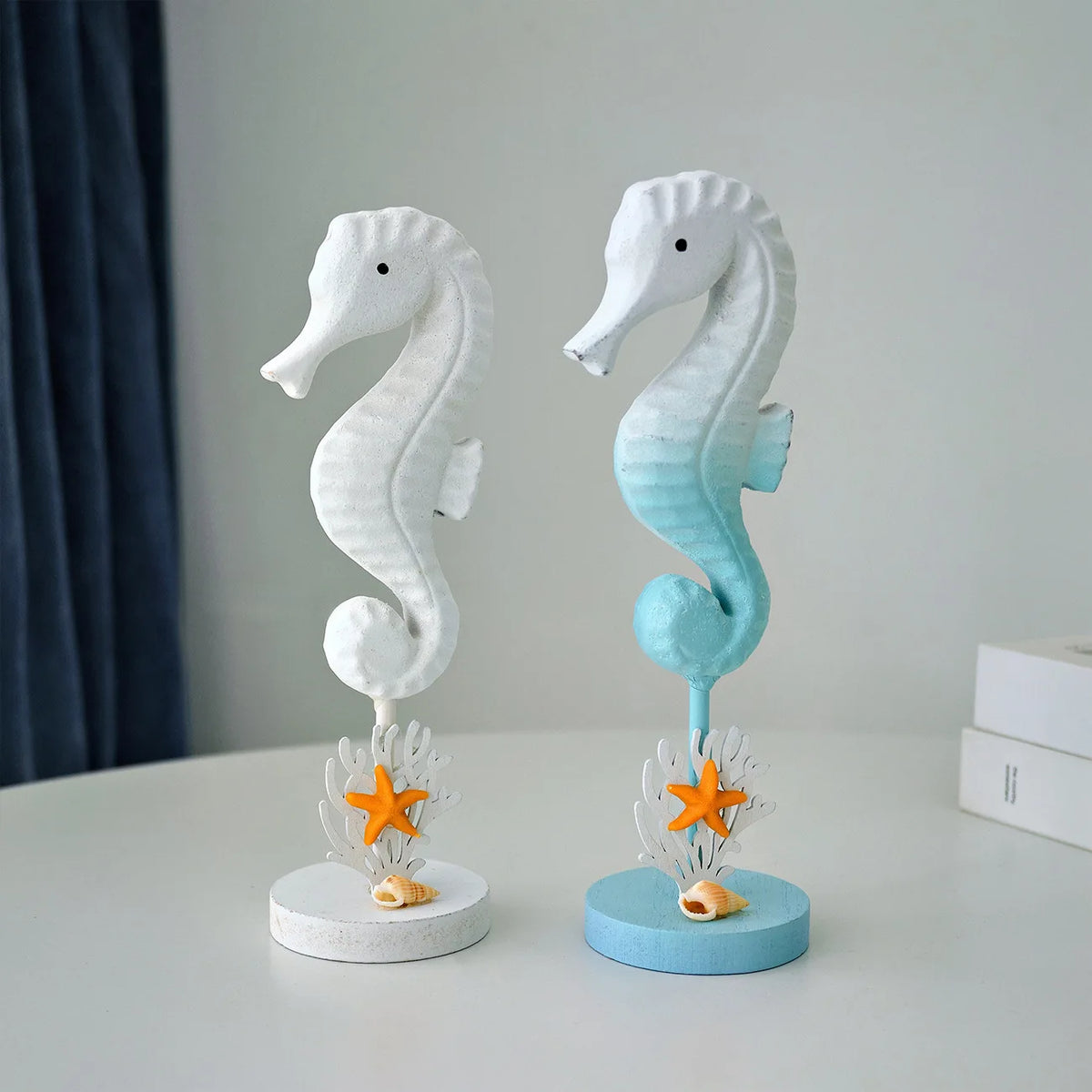 statuette hippocampe moderne blanche bleu étoile mer corail bois décoration intérieure salon chambre
