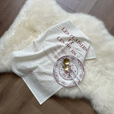 Set de table en coton rouge avec lettres anglaises sur fond blanc